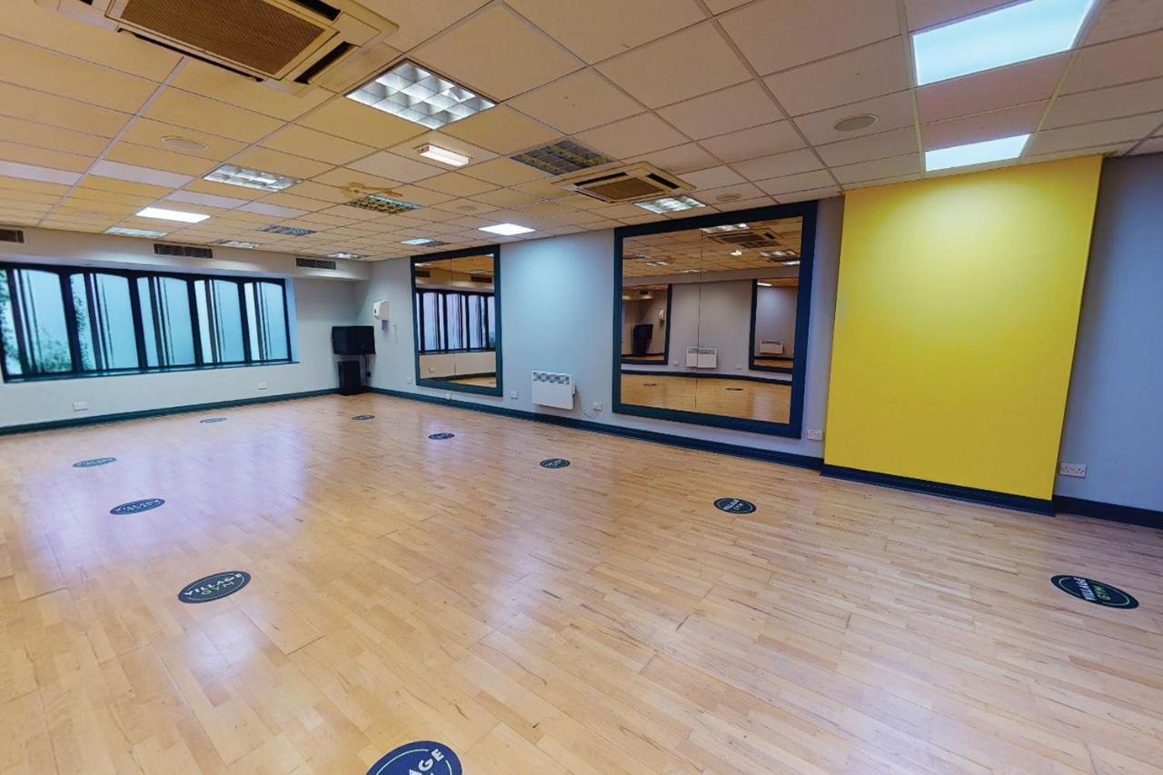 Village Hotel Warrington Екстер'єр фото