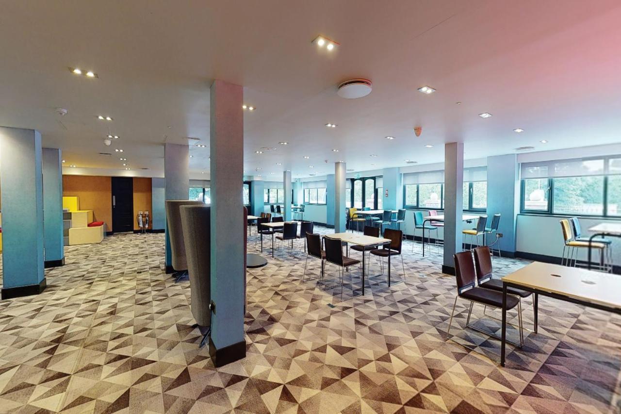 Village Hotel Warrington Екстер'єр фото