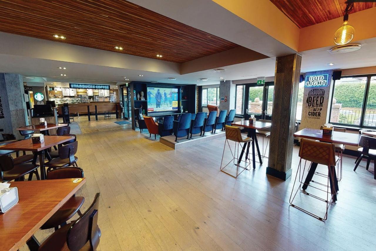 Village Hotel Warrington Екстер'єр фото