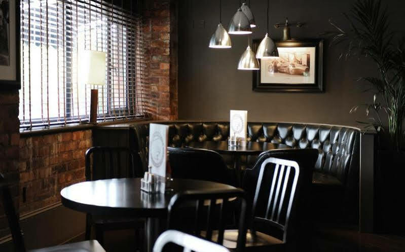 Village Hotel Warrington Екстер'єр фото